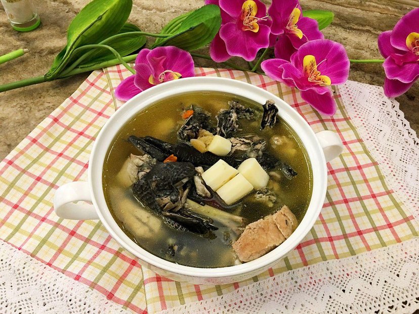  p>乌鸡山药汤是一道美食,以山药,乌鸡,胡萝卜等为主要食材;以姜,盐