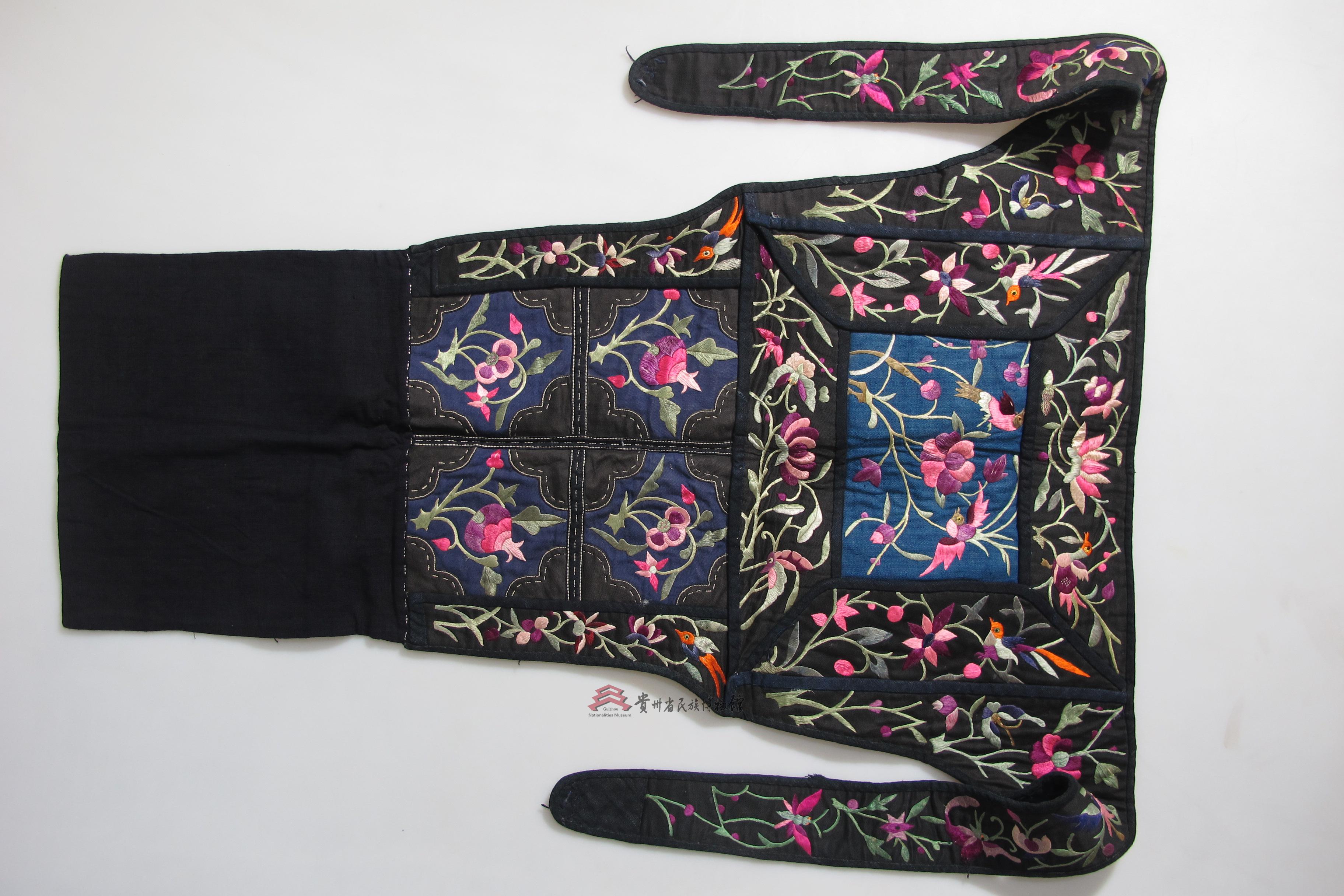 三都水族平绣花鸟纹背带