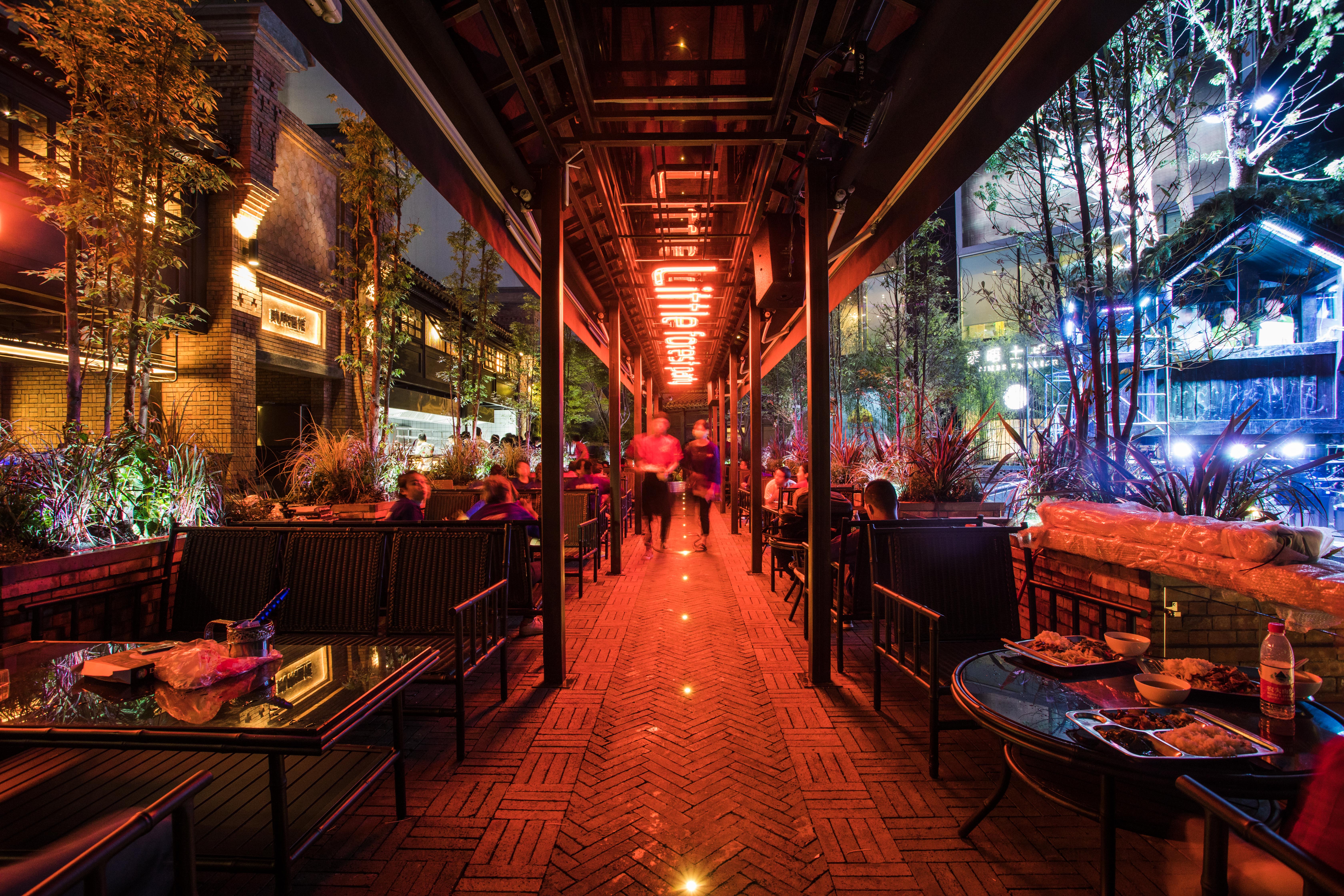  p>贰麻酒馆创立于2014年11月,是成都贰麻餐饮娱乐有限公司打造的成都