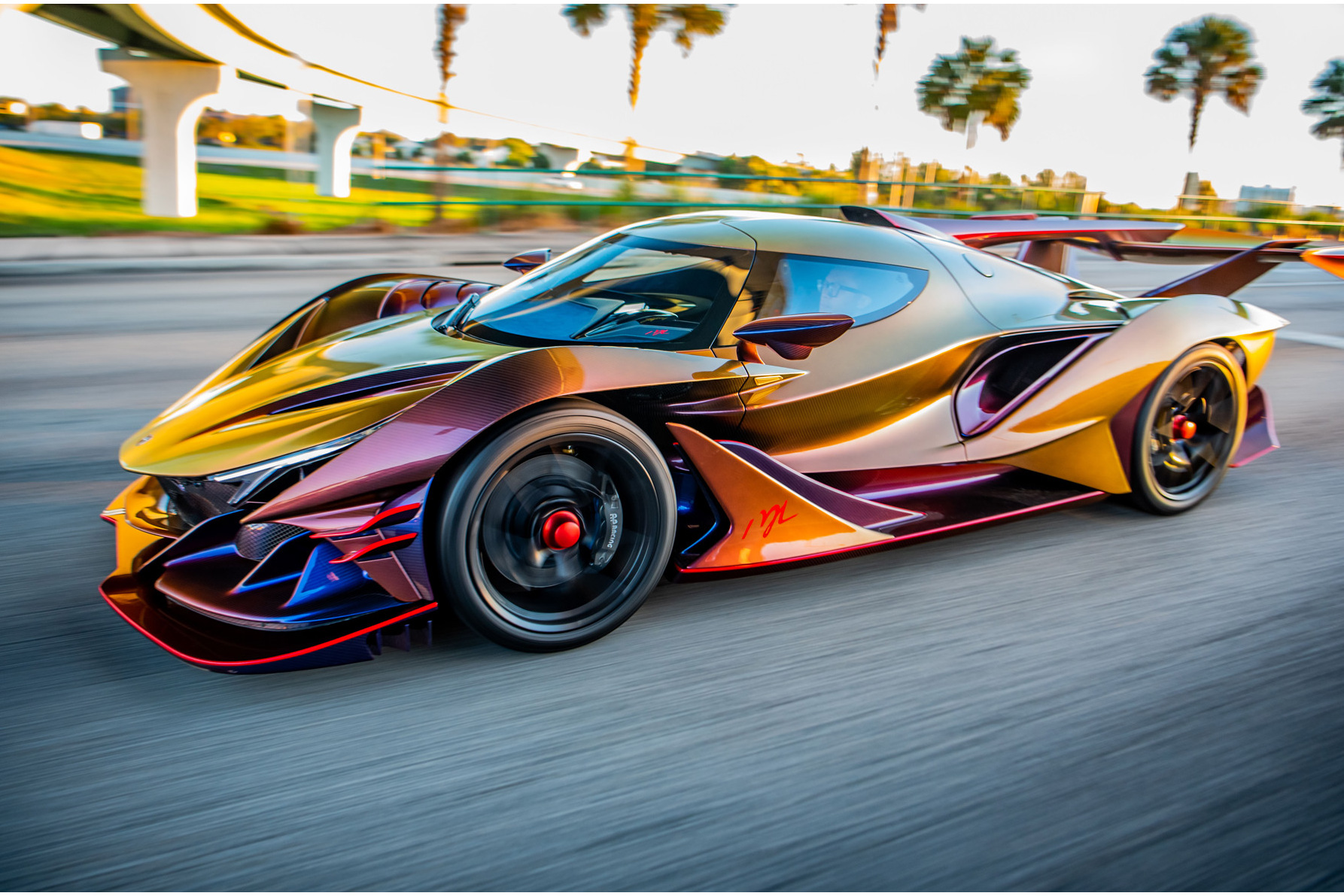 是力世纪有限公司旗下的一款顶级超跑,系全球首款全碳纤维超级跑车