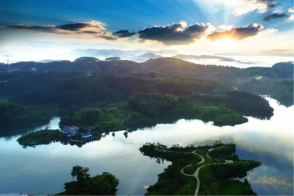  p>泸州市凤凰湖旅游景区(马庙水库,东风水库),又名纳溪凤凰湖国家