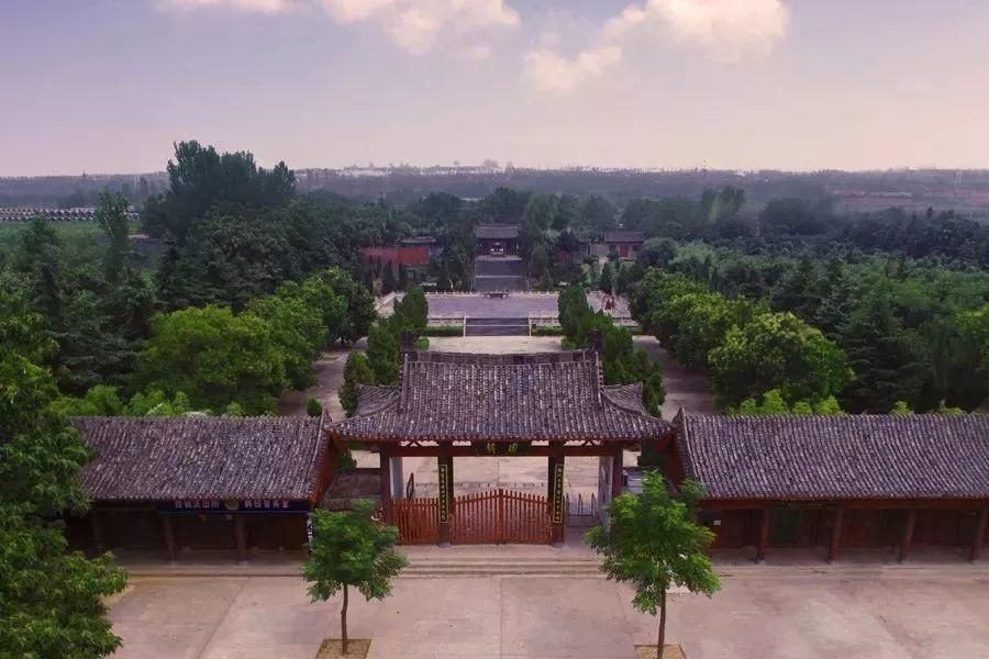  p>韩愈墓,位于河南省孟州市城西6公里韩庄村北半岭坡上,始建于唐敬宗