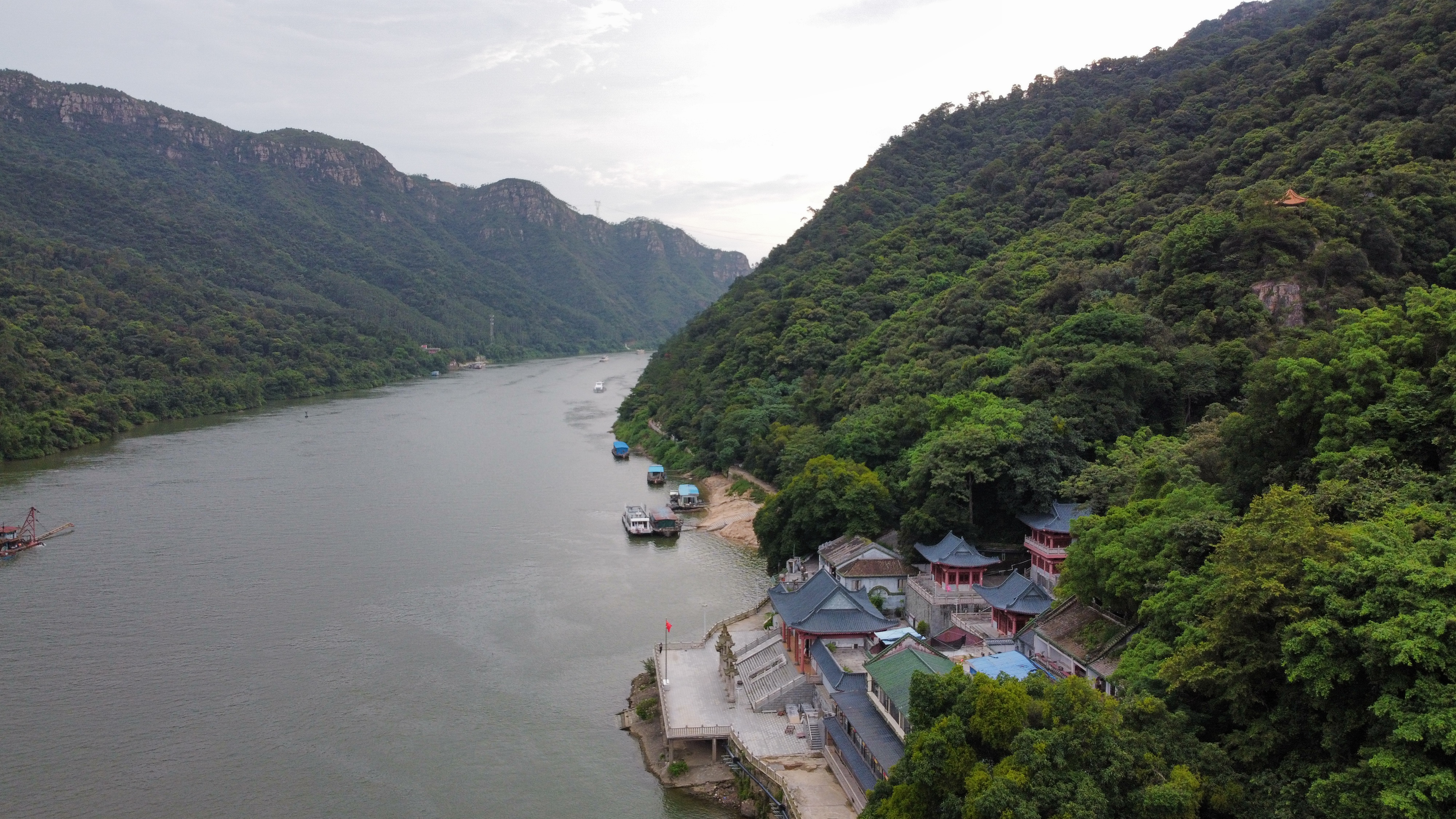  p data-id="gnwqgivnfu">飞来寺位于位于广东省清远市城北23公里的 a