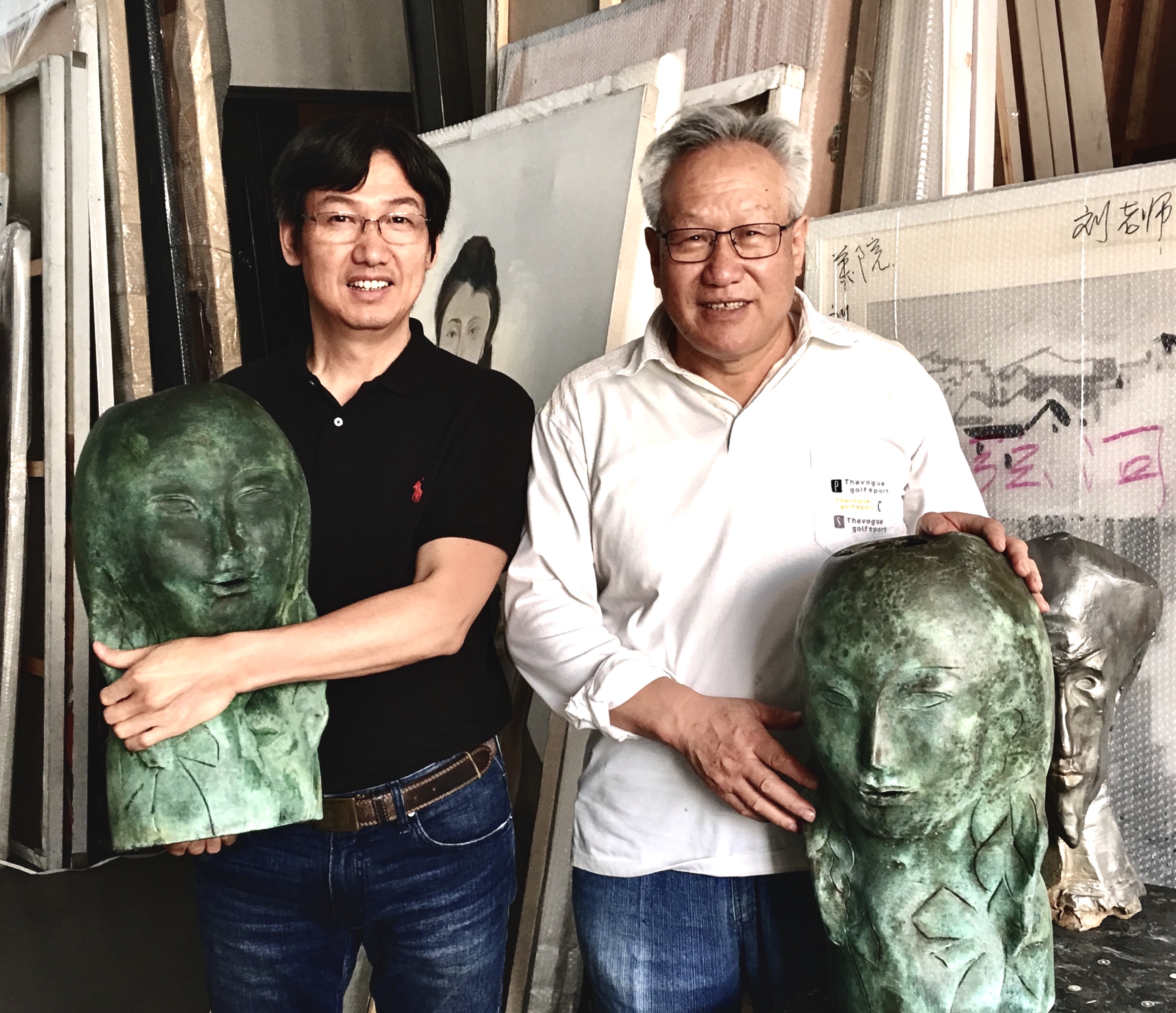  p data-id="sqn17l90ruty">徐建新,1960年出生于江苏省常州市,自幼