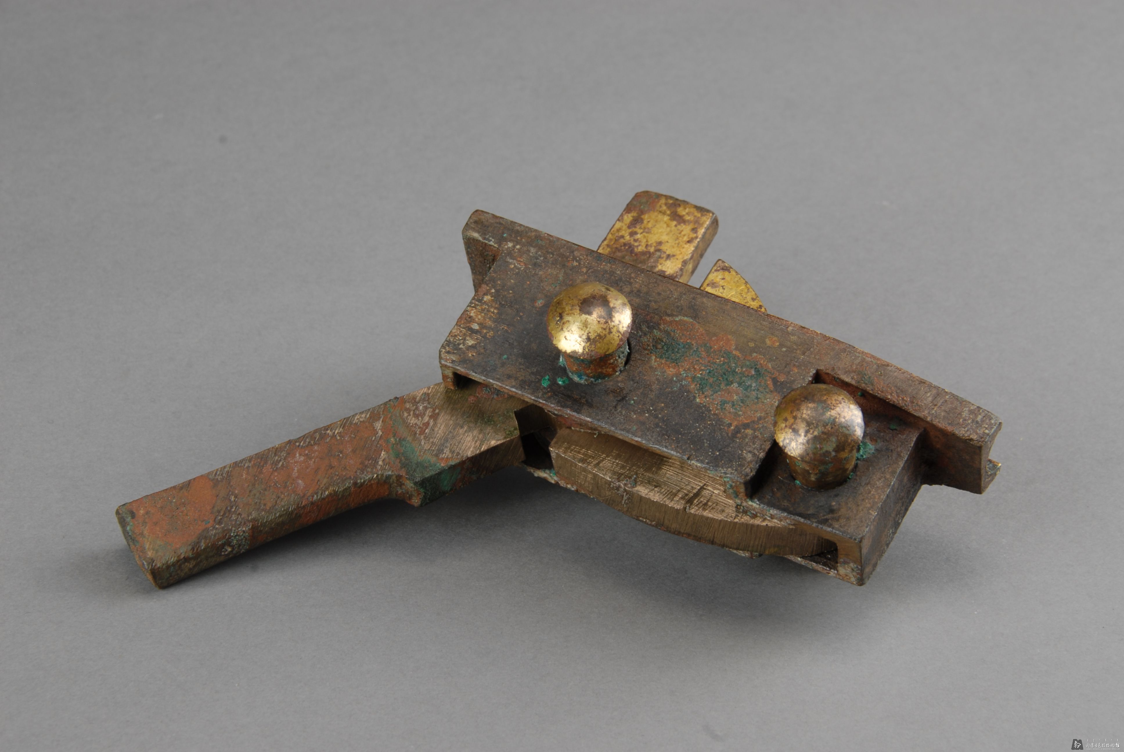 汉铜鎏金弩机