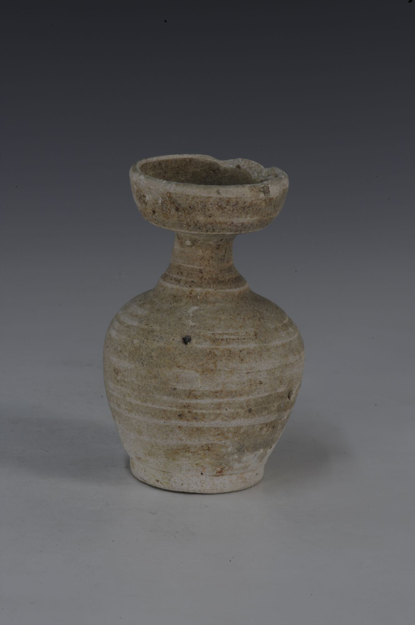  p>宋代青釉弦纹盘口瓷瓶是一件宋代瓷器,馆藏于海南省博物馆. /p>