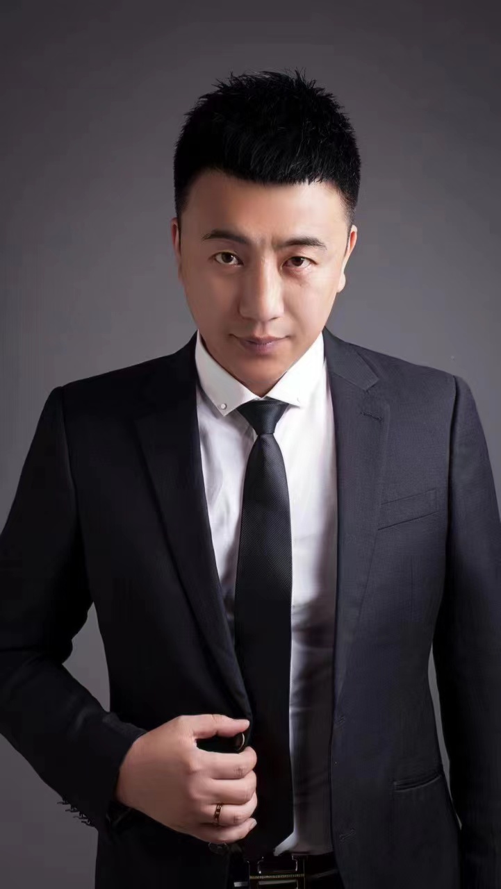 >王铎,男,1987年4月出生于吉林省,著名主持人,全国首席综艺婚礼主持人