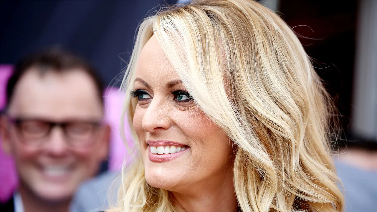  p>斯托米·丹尼尔斯(stormy daniels),本名斯蒂芬妮·格雷戈里