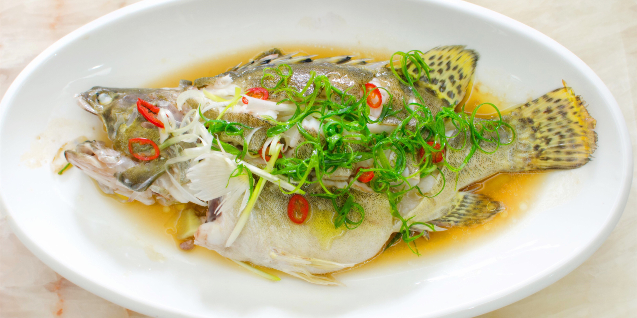  p>潮州蒸鱼是一道营养丰富的粤菜 .