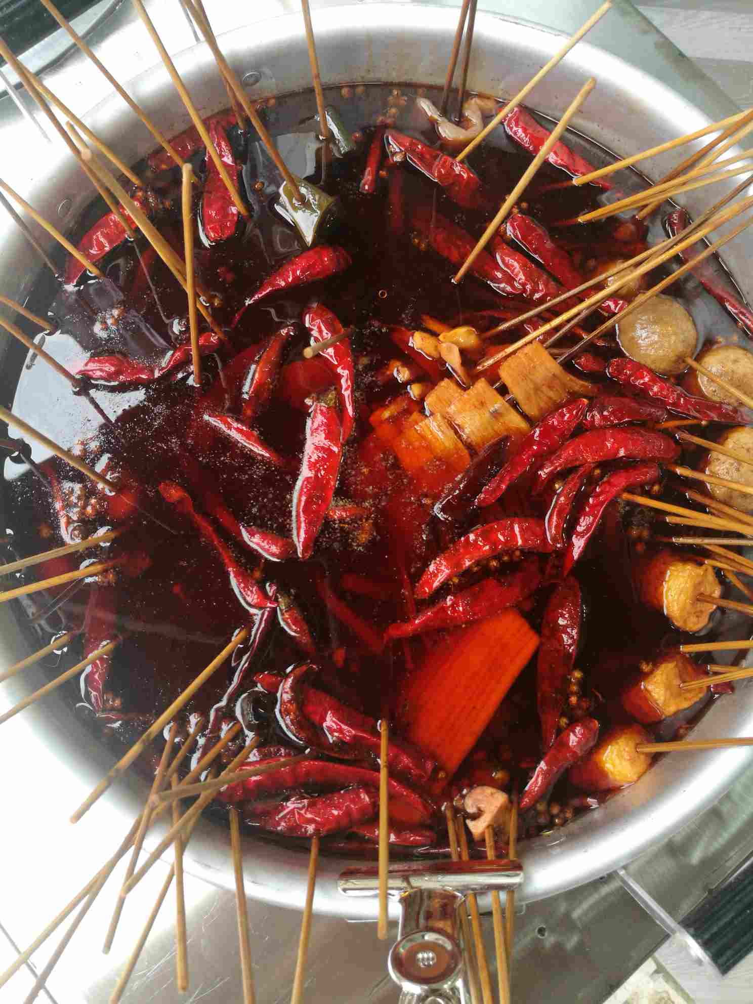  p>辣卤串串(spicy halide clusters),也叫卤味串串,就是有卤香味的 a