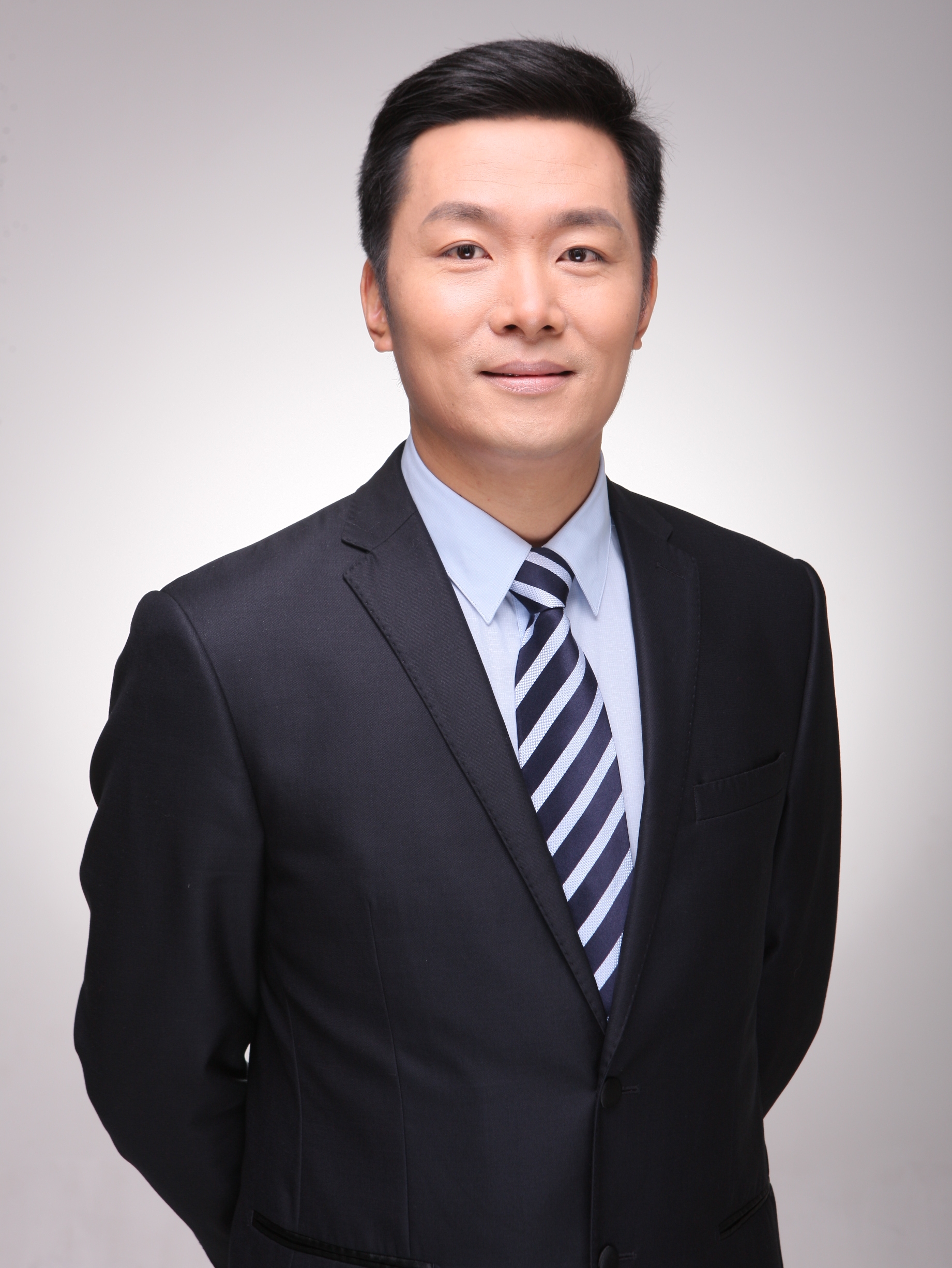 学院播音主持专业,现任安徽广播电视台节目主持人