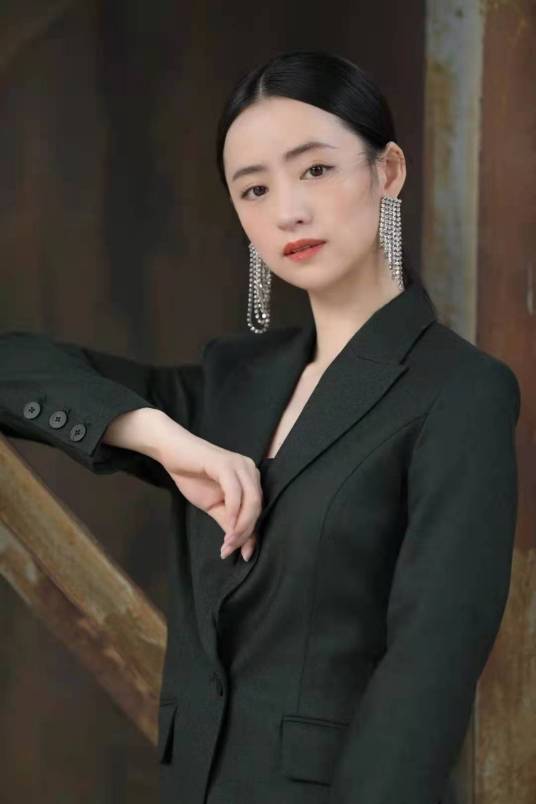 依灵（中国内地女演员）_百度百科