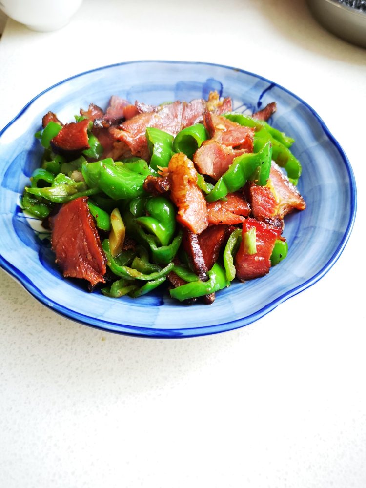 腊肉炒青椒红箩卜