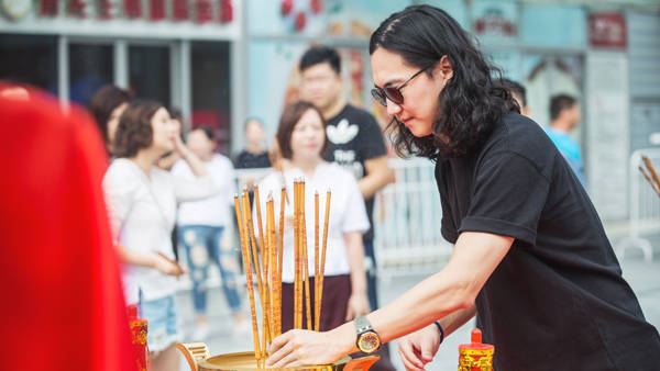  p>李漠,出生于中国,祖籍山东省青岛市,中国内地导演.