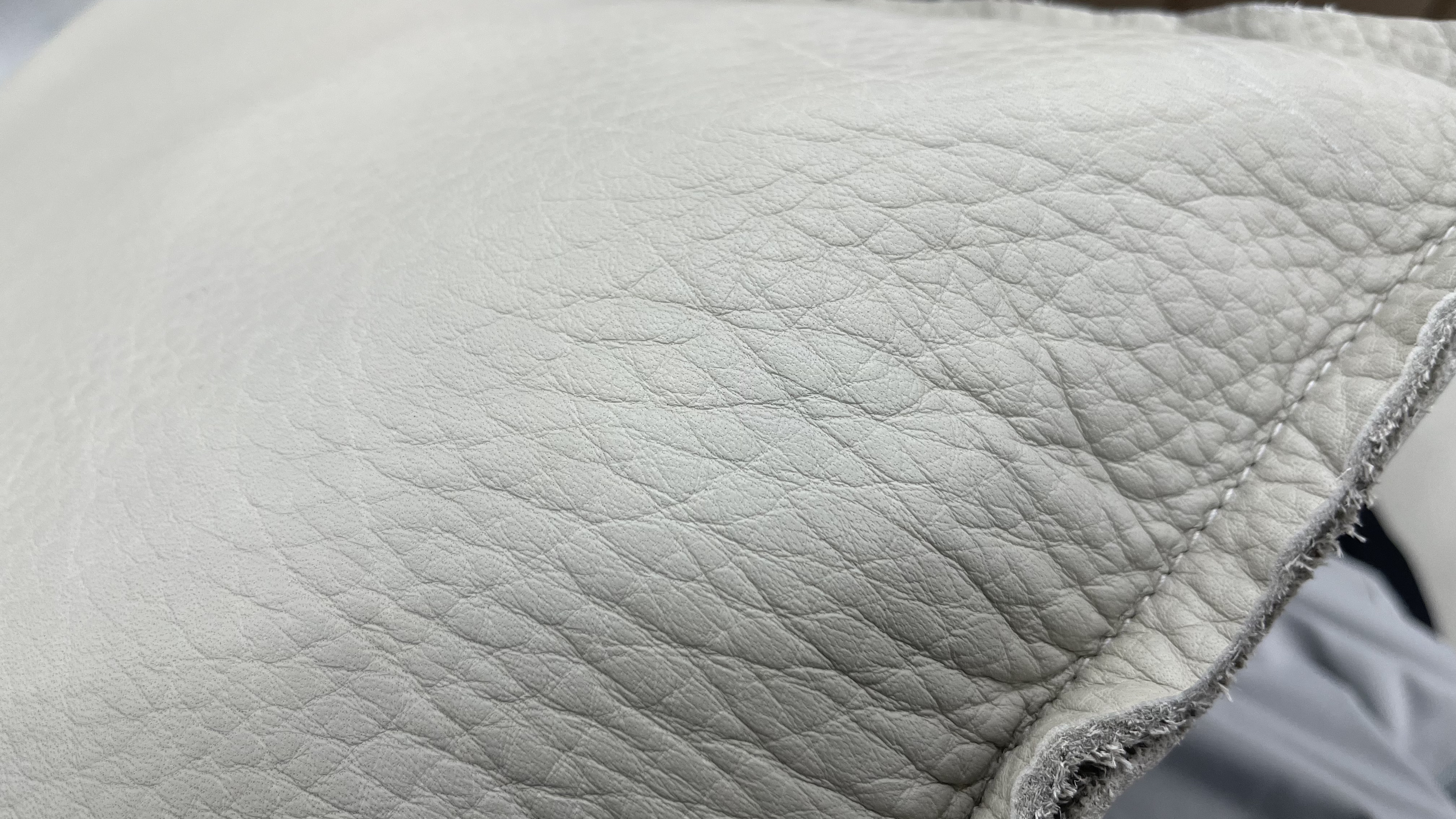  p>苯胺革,一种透明感的全粒面革,采用苯胺革的居多,价格昂贵. /p>