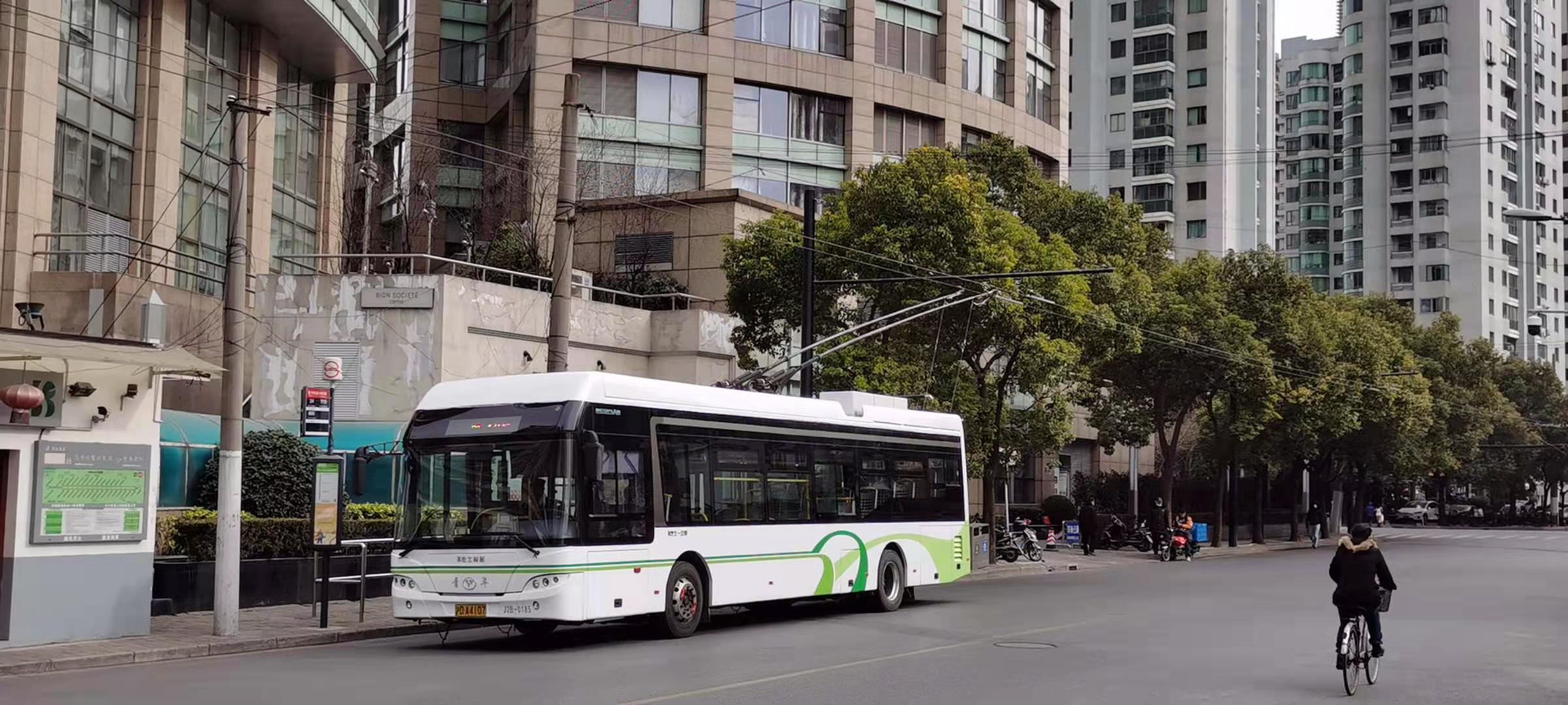 data-lemmaid="127743">上海市中心的一条无轨电车线路,开通于