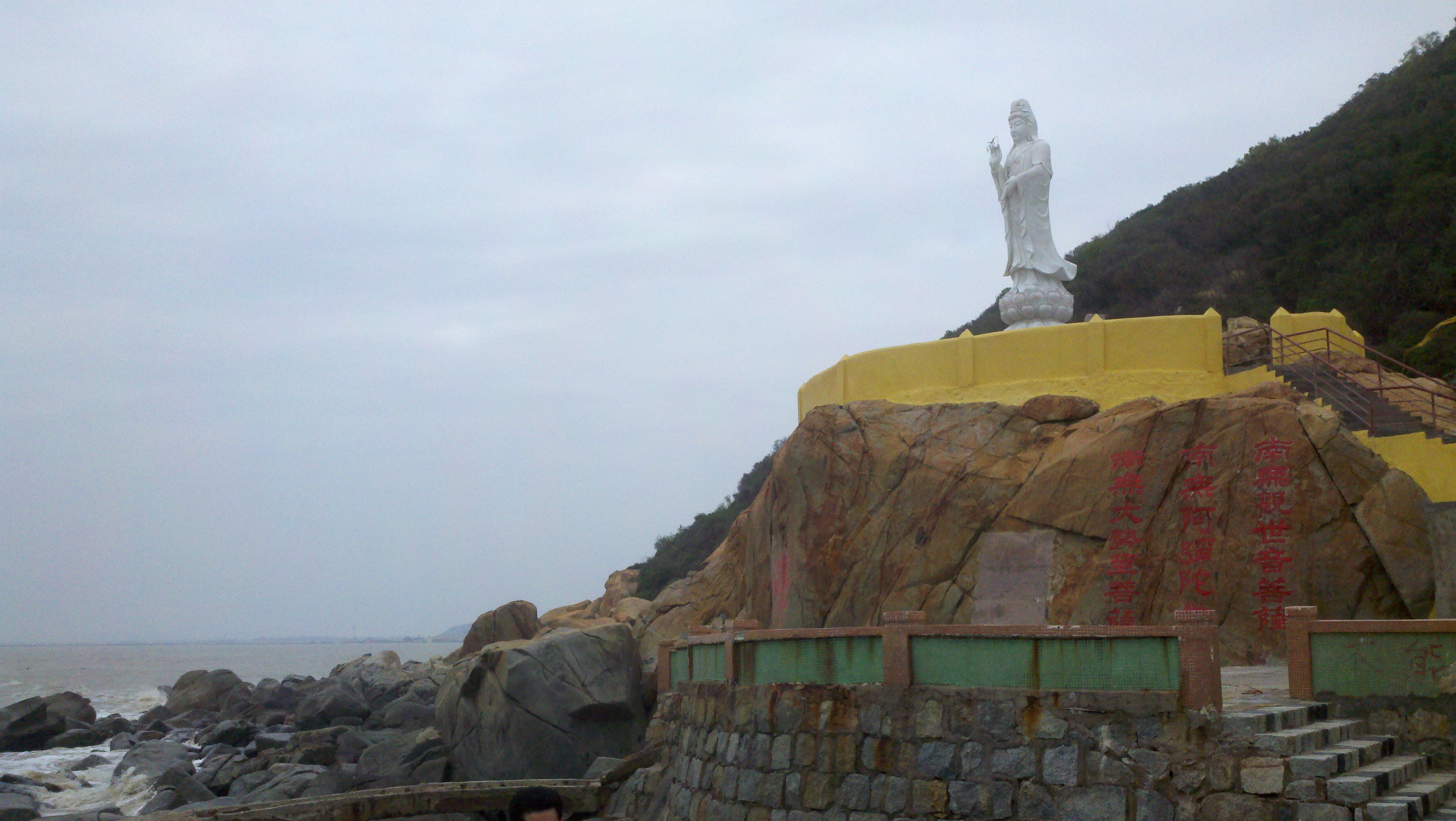 距澄海市区约12公里,总面积为1.42平方公里.原为全岛,后为半岛.