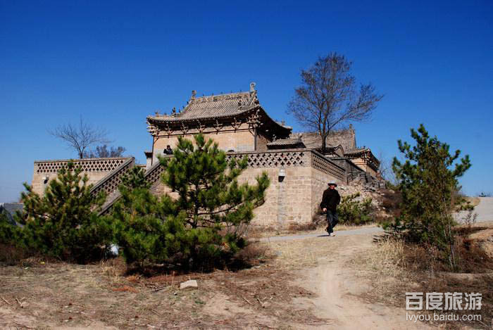 位于陕西省府谷县,因居孤山川北侧山坡之上,故得名.