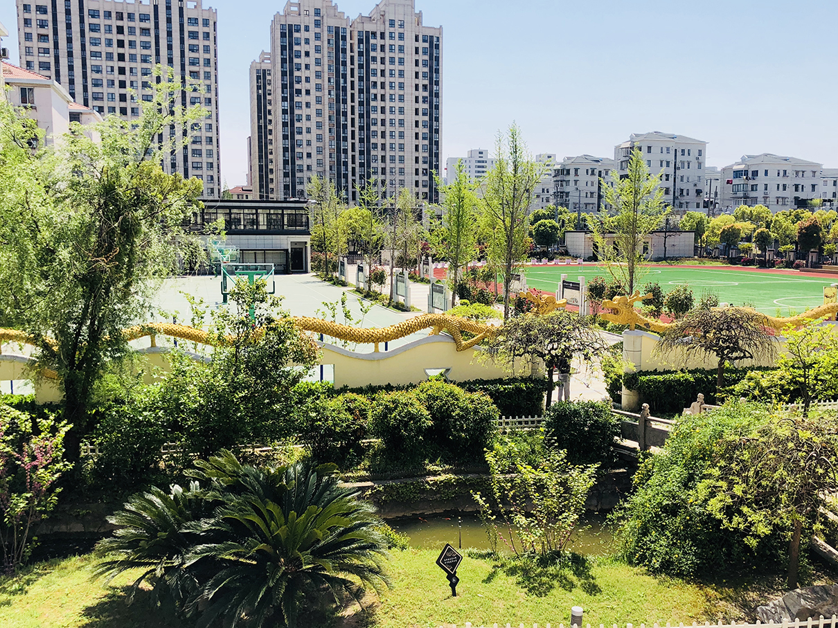  p>上海市彭浦第四中学是隶属静安区教育局的一所普通初级中学,地处