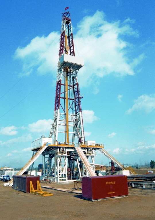  p>在石油钻井中,带动钻具破碎岩石,向地下钻进,钻出规定深度的井眼