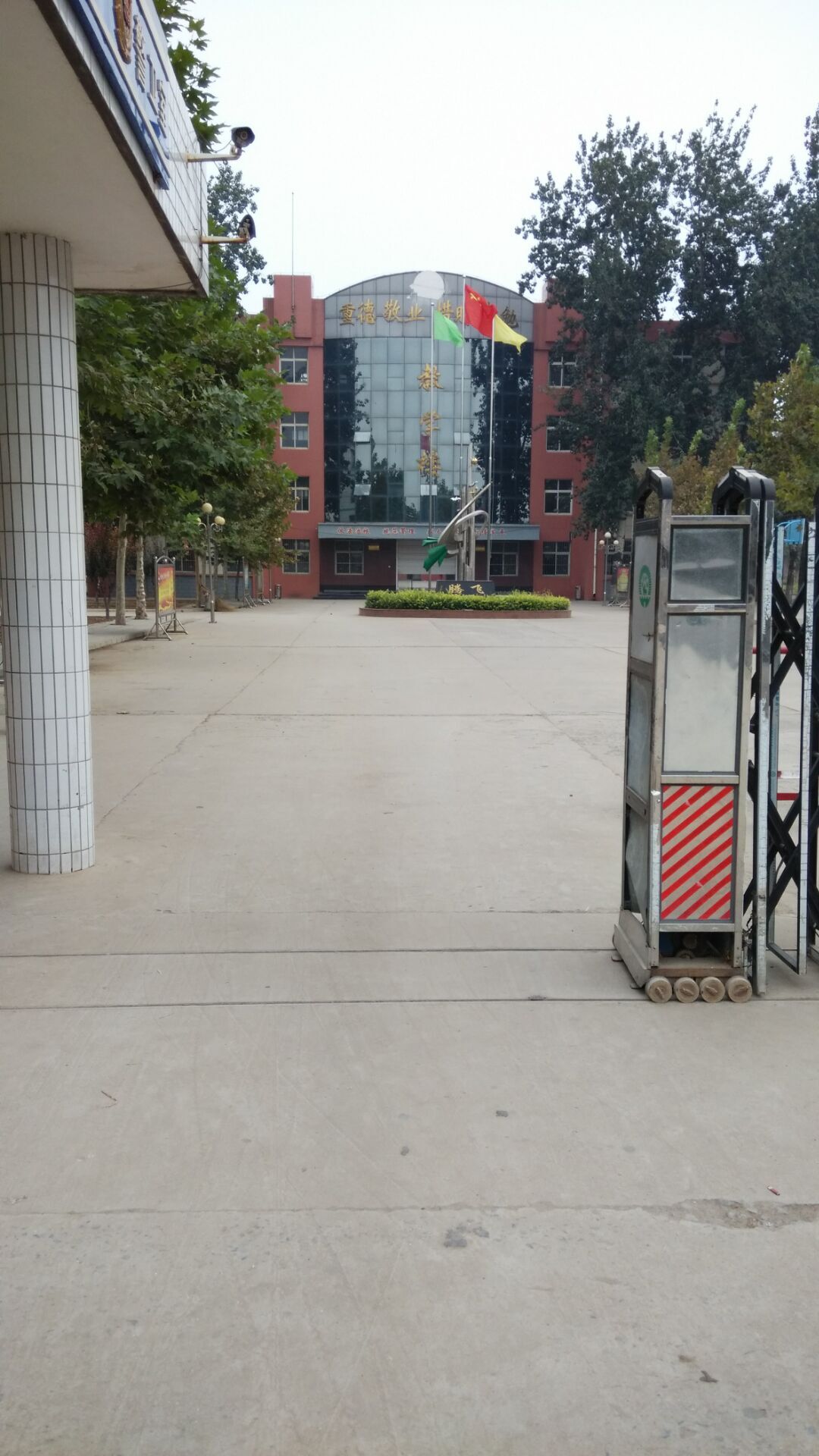  p>藁城区第二中学(原刘海庄高中)始建于1956年,是河北地区最早高中之