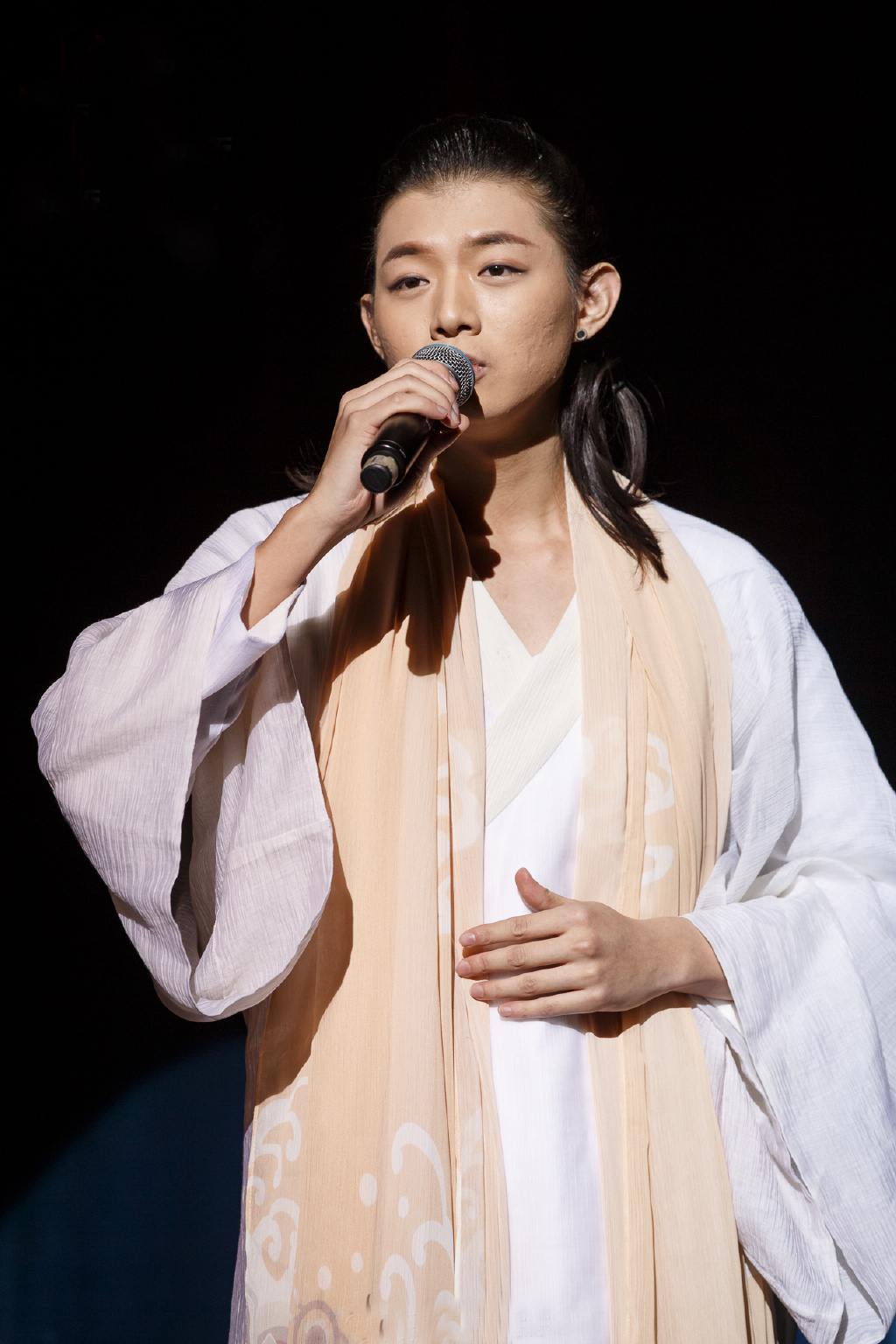  p>霍尊,1990年9月18日出生于上海,中国内地男歌手,音乐人,毕业于 a