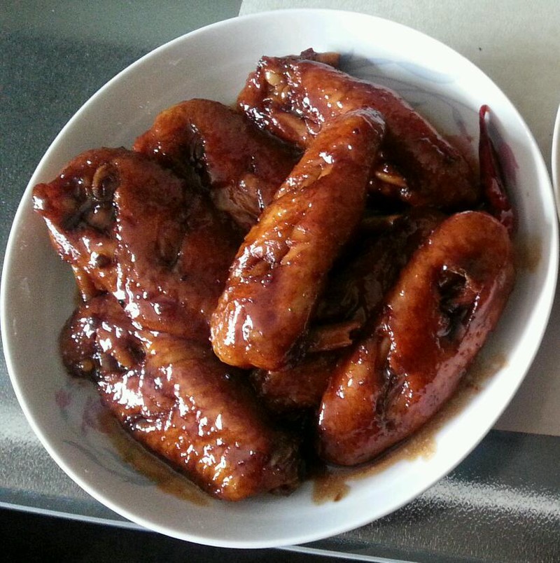  p data-id="gnvidbmgxr">可乐鸡翅中是一道简单的家常菜,所用材料为