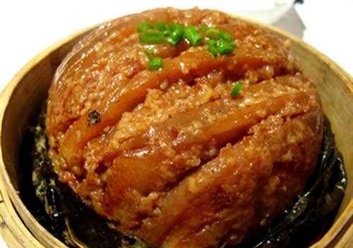  p>土家蒸肉属于鄂菜系.由玉米面,鲜肉,南瓜,土豆,炸辣椒制成.