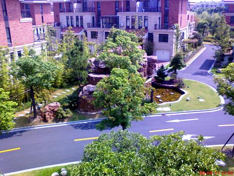  p>原野花园位于松江新城核心区域内,小区东,南紧邻横泾港,西至文涵路