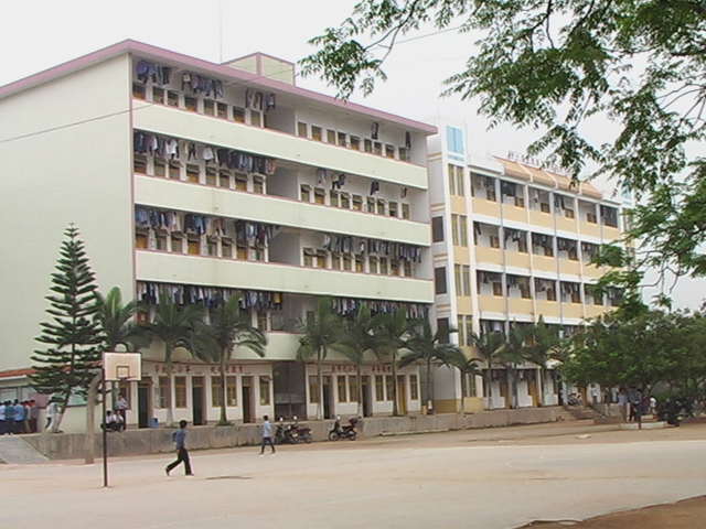 三海中学创建于1975年,位于 a target="_blank" href="/item/灵山