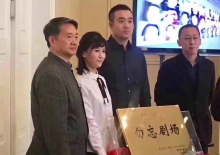 papi酱将2200万广告费捐母校，但网友重点却在她的真名好爷们_百科TA说