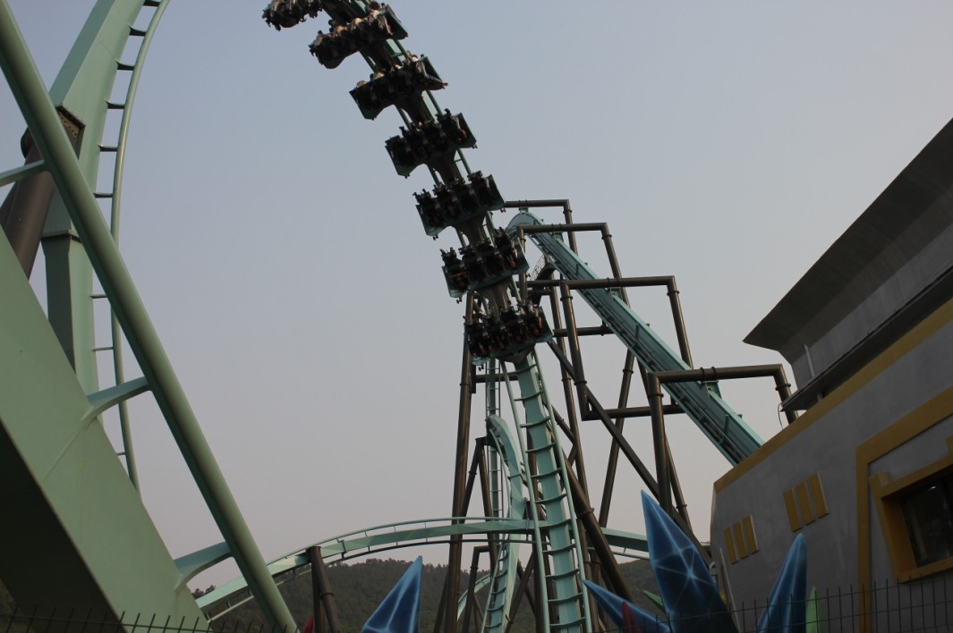 也是世界上翻转最多的b&m飞行式过山车,位于常州武进区环球动漫