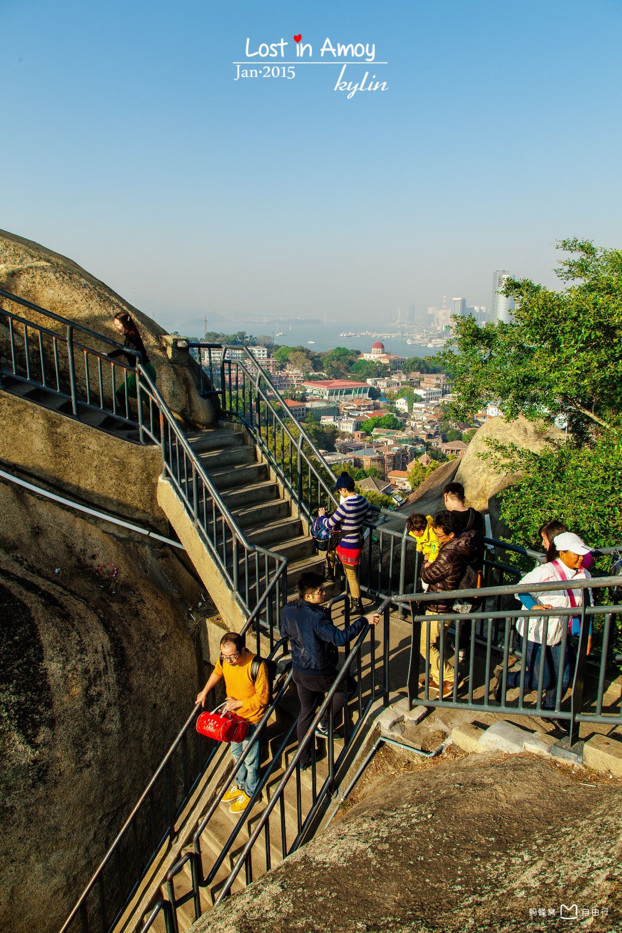  p>日光岩(英文:sunlight rock)俗称"岩仔山",别名"晃岩",相传1641年