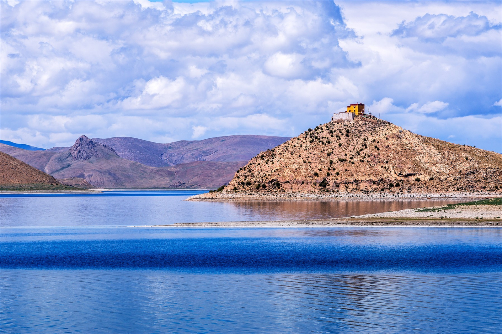  p> b>羊卓雍措 /b>(yamdroktso),有的人简称羊湖(并非 a target="