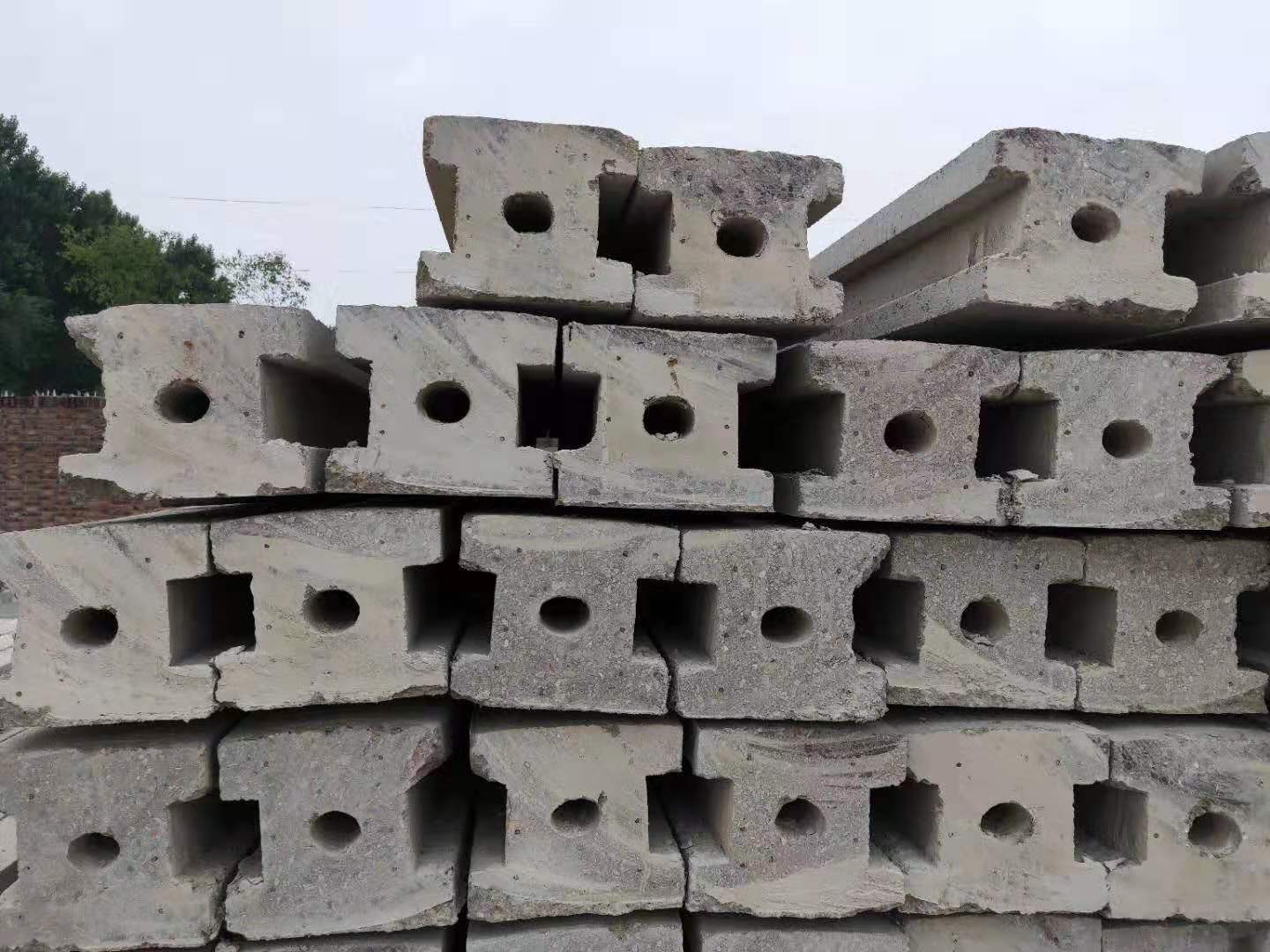 相比红砖围墙,预制水泥围墙板由于施工简单,造价低,可以美化等优点,在