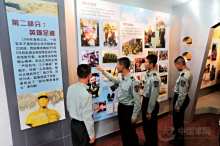 战士们参观李向群事迹展览