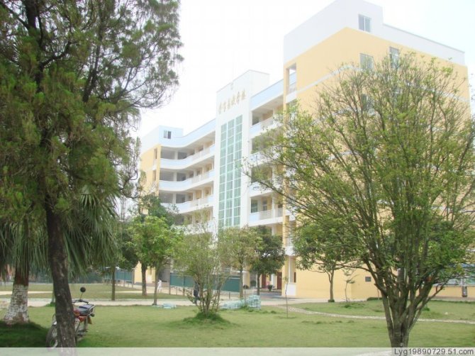  p>木格高中创建于1939年,至2014年已走过七十多年的历程,是贵港市的