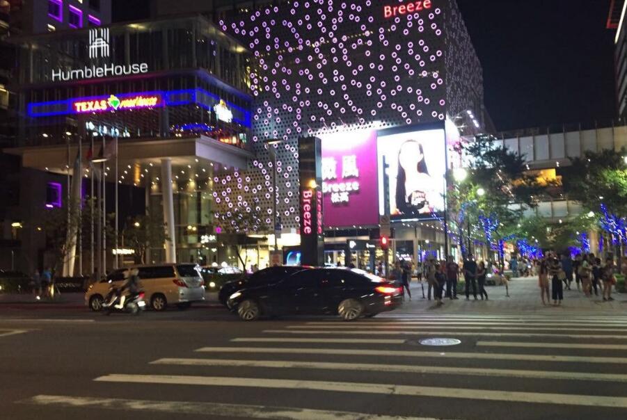  p data-id="gnbjuv0iq8">微风广场位于中国台湾省 a target="_blank"