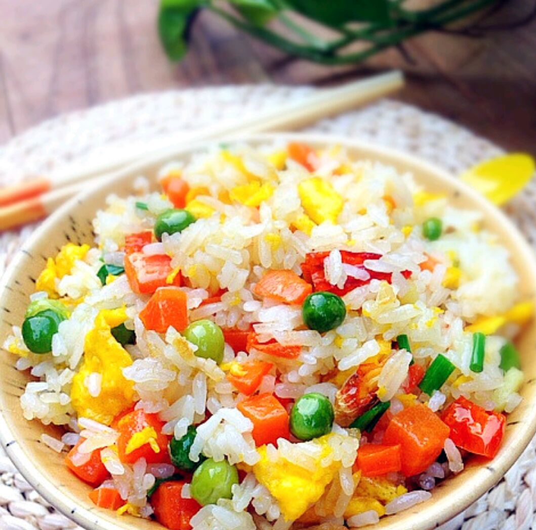  p>鸡蛋炒饭是一种非常古老的菜饭合一的烹饪做法.