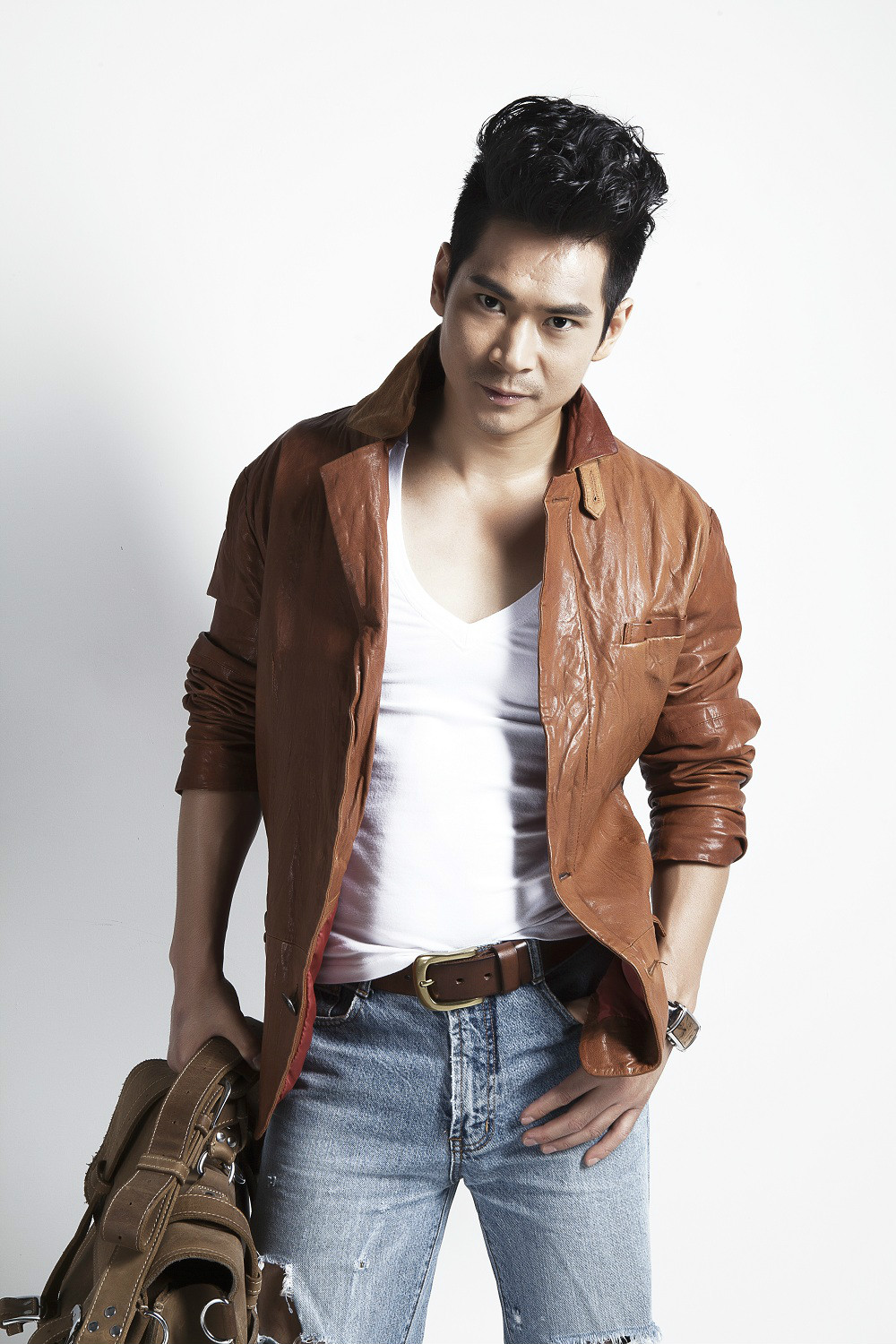  p>李炳渊,原名李渊,出生于 a target="_blank" href="/item/山东省