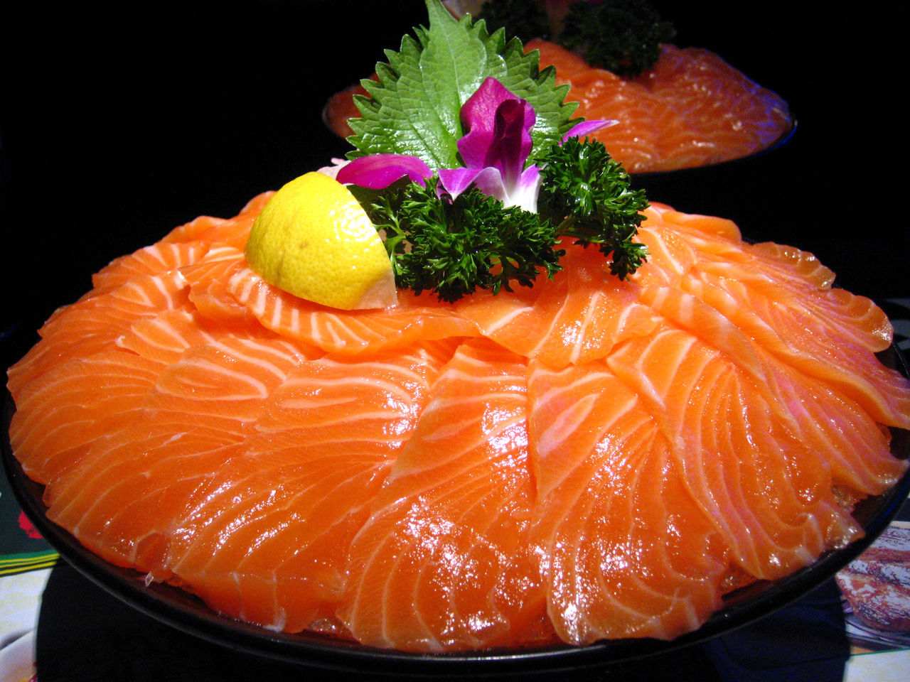 " data-lemmaid="817938">三文鱼 /a>生食甘甜嫩滑,熟食鲜味十足,甘腴