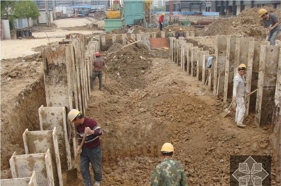  p>smw工法亦称新型 a href="#">水泥土搅拌桩 /a>墙,即在水泥土桩内