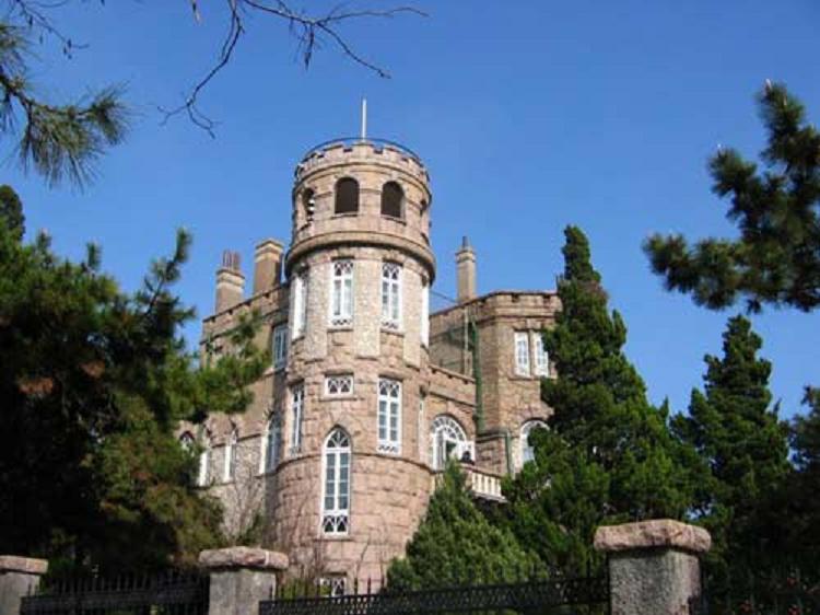  p>爱情角,坐落在风景秀丽的青岛信号山南麓,位于青岛八大关风景区内