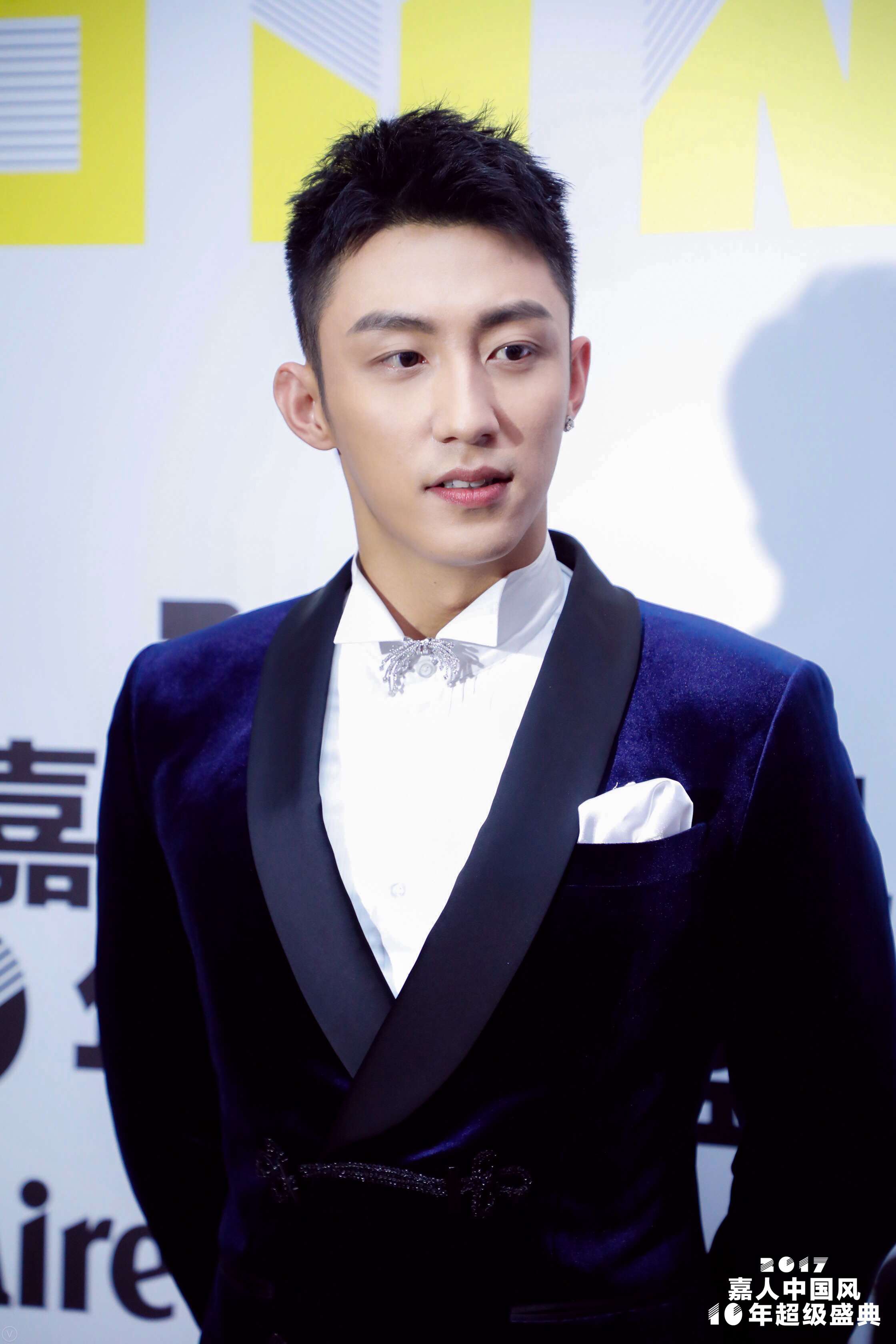  p>黄景瑜,1992年11月30日出生于辽宁省丹东市,中国内地影视男演员