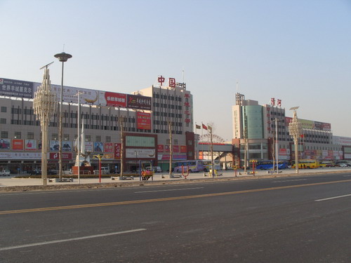  p data-id="gnhif3q09i">位于河北省清河县有一个羊绒制品市场,那里