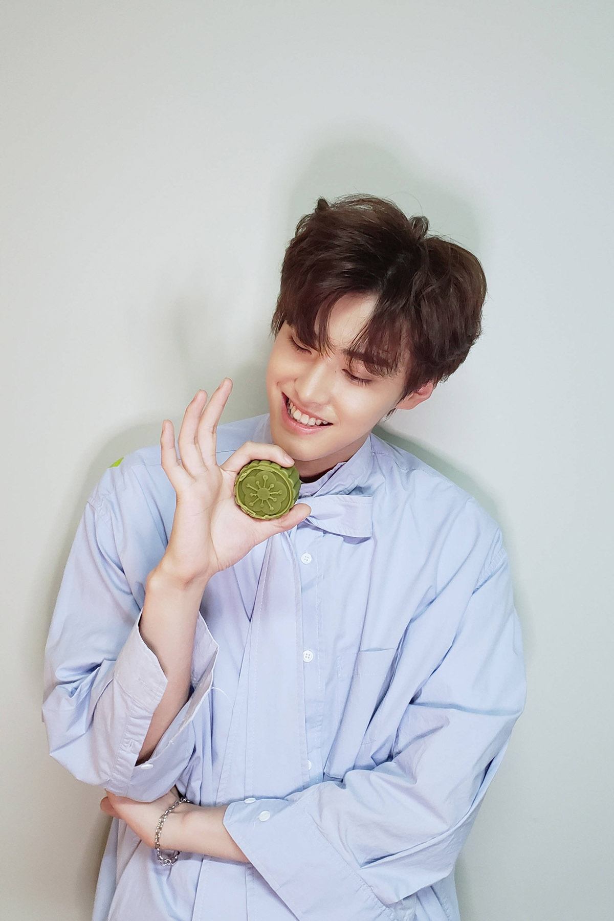  p data-id="gncpg3176m">嘉羿,原名黄嘉新,1998年7月14日出生于江西