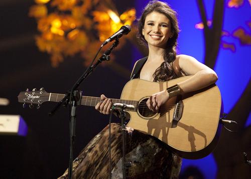 paula fernandes,1984年8月28日-)是巴西乡村音乐女创作歌手,吉他歌手