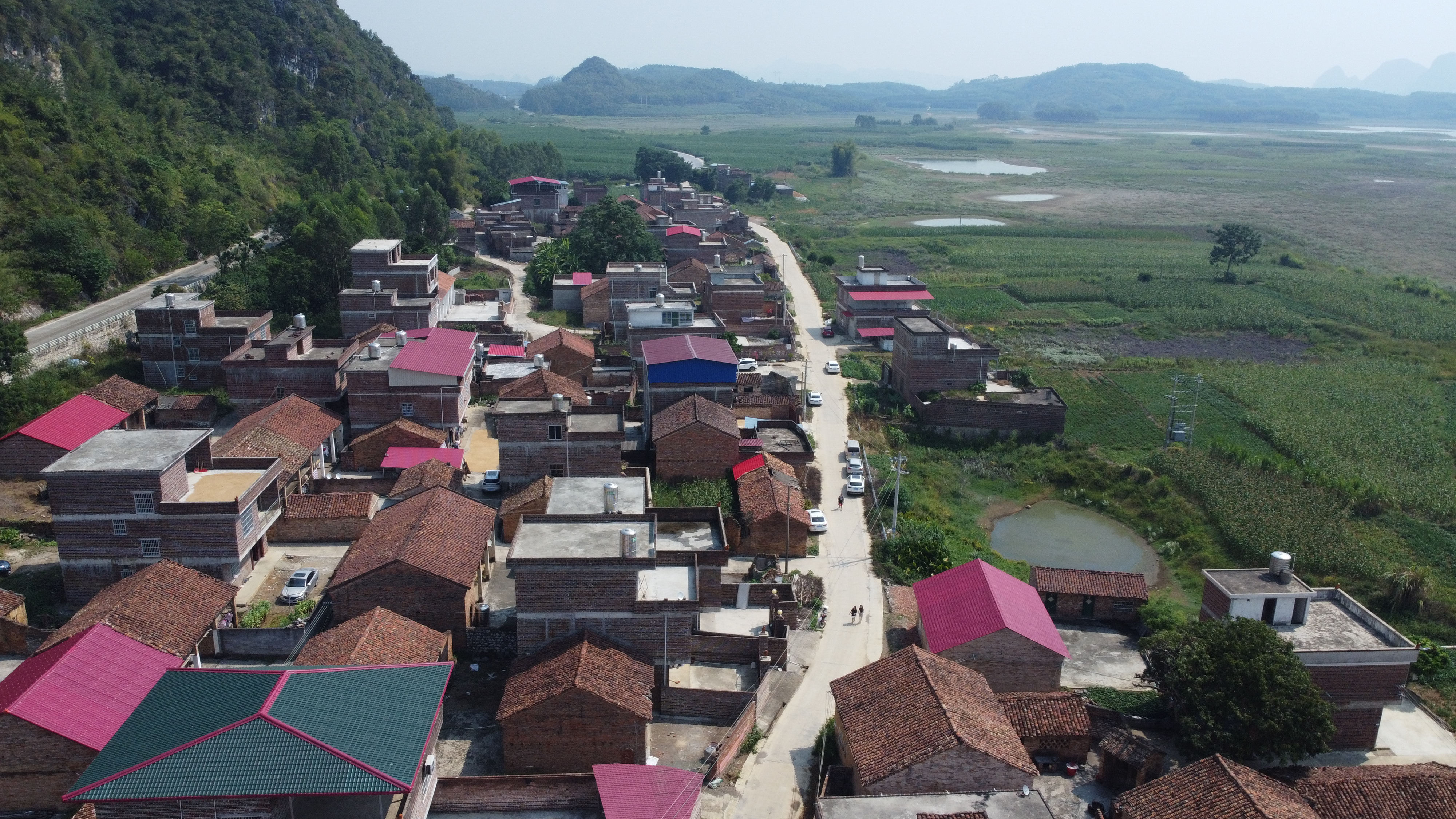  p>高镜村,位于广西壮族自治区来宾市兴宾区平阳镇,全村壮族为主,方言