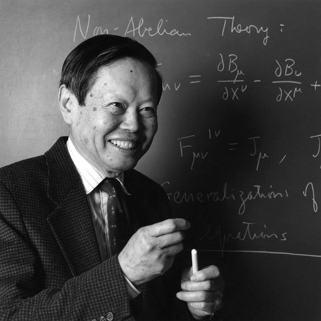  p>杨振宁,1922年10月1日 i>(护照上为9月22日) /i>生于安徽合肥,物理