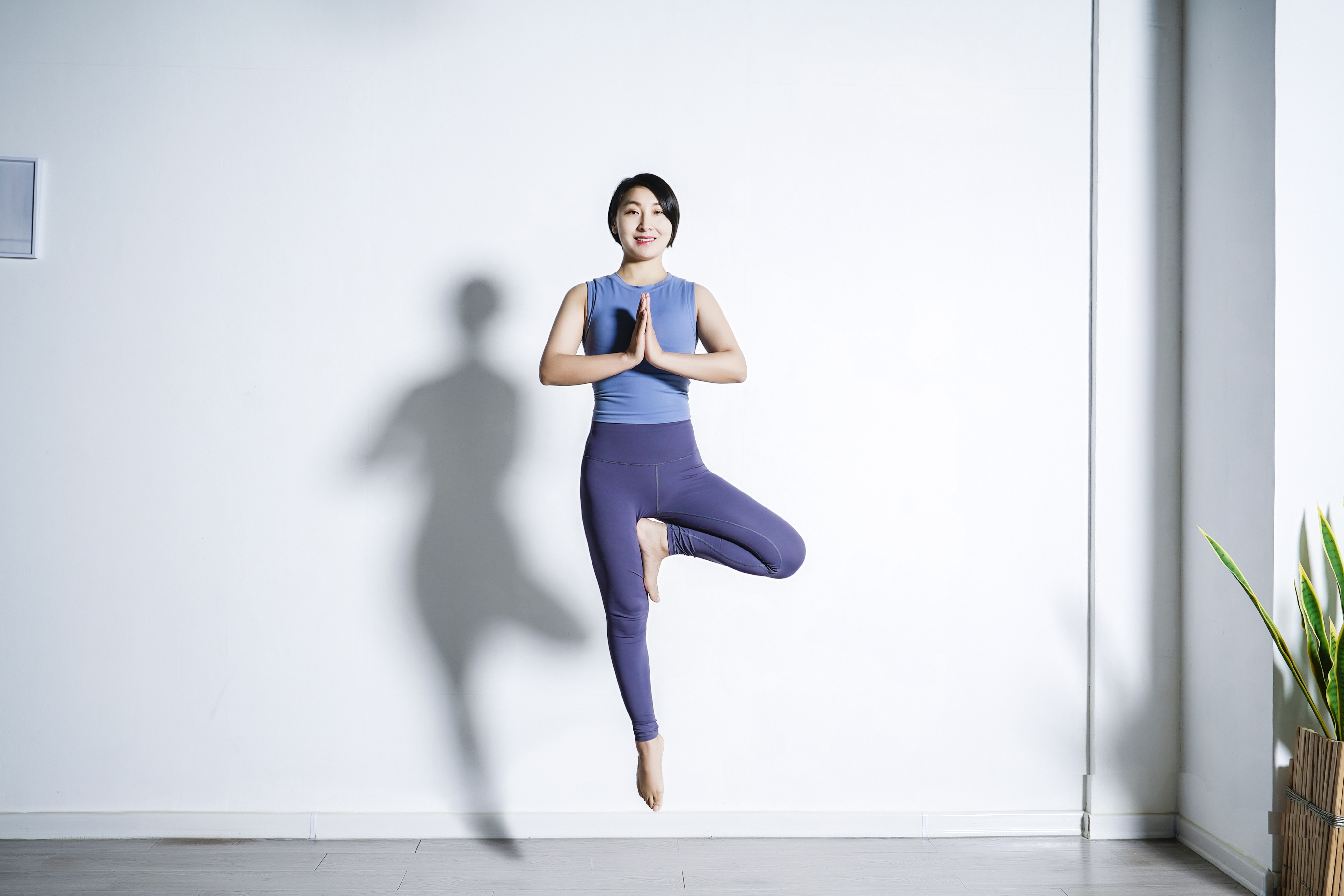 顺利通过了高级瑜伽导师所有课程的考核,于02进入瑜伽教练行业,同时